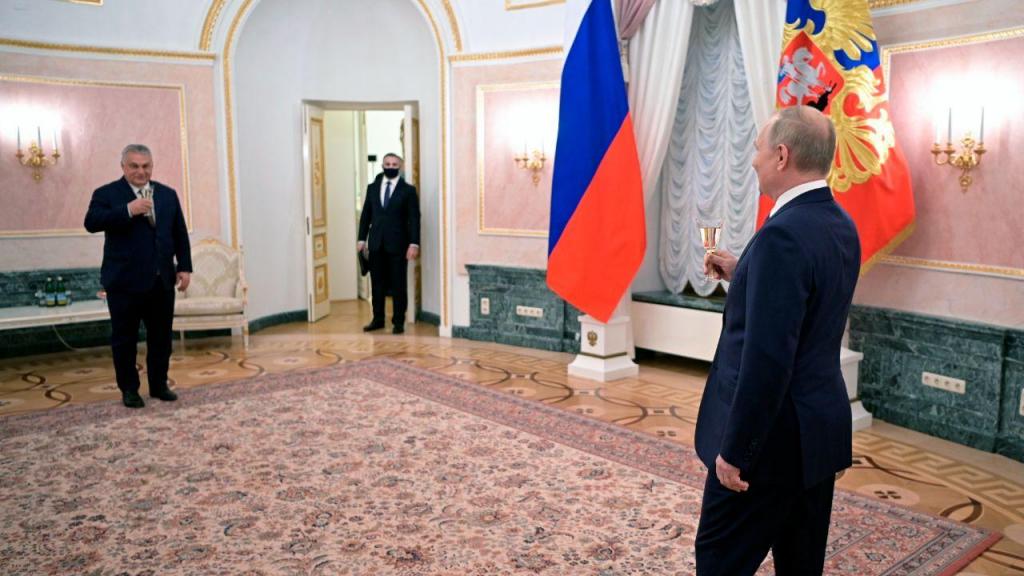 Viktor Órban e Vladimir Putin brindam depois de uma reunião em Moscovo, Rússia (Alexei Nikolsky/AP Photo)
