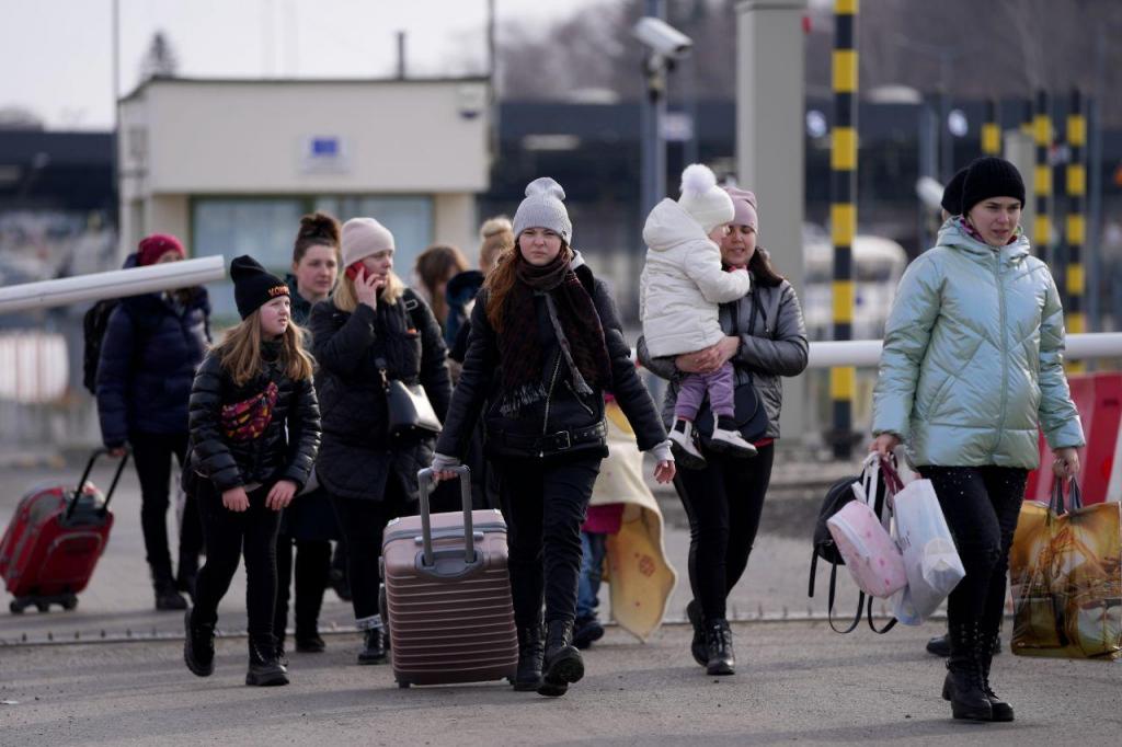 Refugiados esperam ao frio para passar fronteira na Polónia (Associated Press)