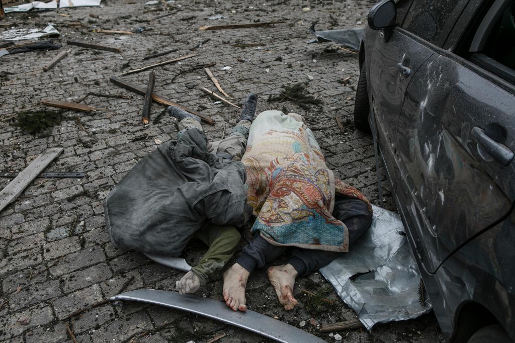 Corpos de vítimas nas ruas de Karkhiv (Pavel Dorogoy/AP Photo)