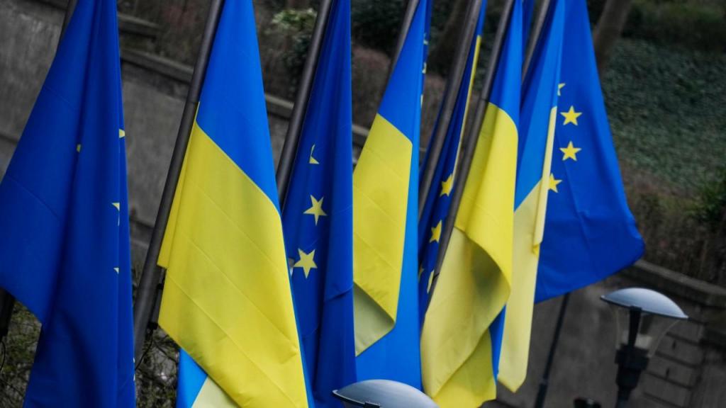 Bandeiras da União Europeia e da Ucrânia. Foto: AP