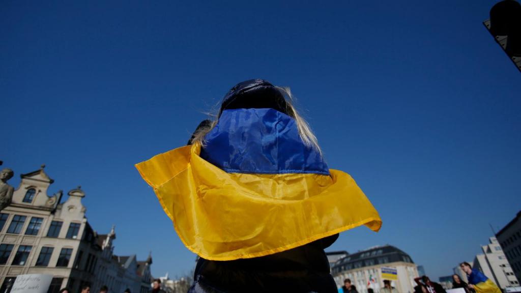 Mulher com a bandeira da Ucrânia. (AP Photo/Valeria Mongelli)