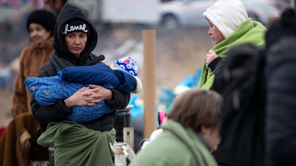 Refugiados da guerra na Ucrânia chegam à fronteira com a Polónia (AP Photo/Visar Kryeziu)