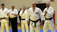 Vladimir Putin em 2019, numa sessão de judo, com Arkady Rotenberg em segundo plano, ao centro (Mikhail Svetlov/Getty Images)