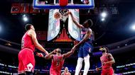 Joel Embiid contra Tristan Thompson no Philadelphia 76ers-Chicago Bulls (Matt Slocum/AP)
