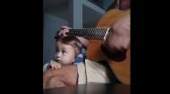 João Pereira toca guitarra na companhia do filho (arquivo pessoal)