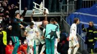 David Alaba festejou com uma cadeira no 3-1 do Real Madrid ao PSG (Manu Fernández/AP)