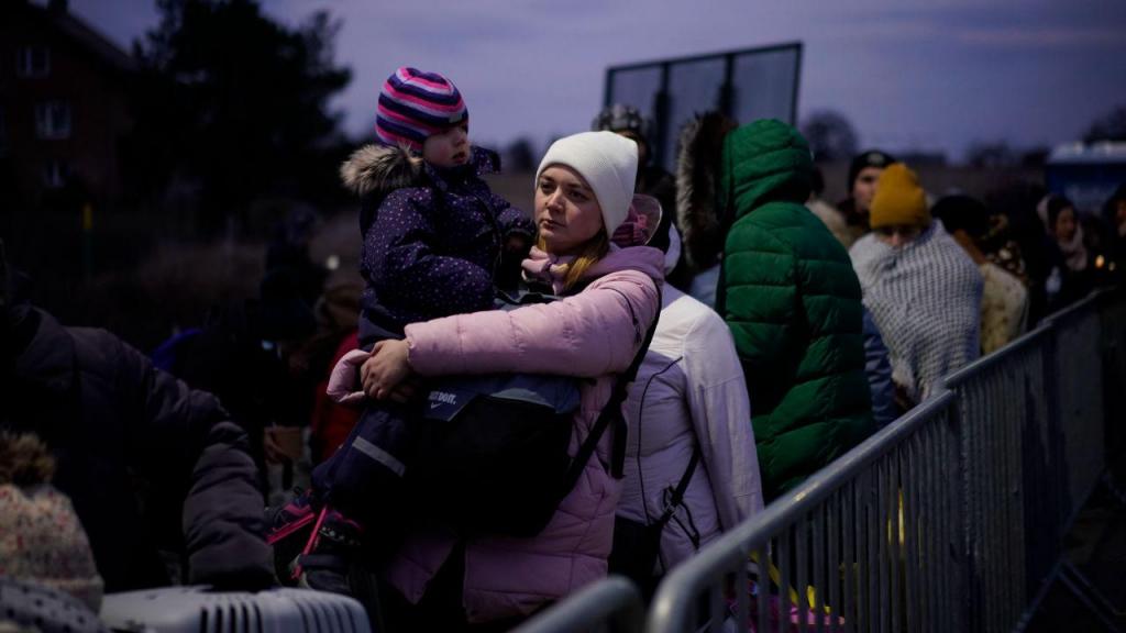 Refugiados da guerra na Ucrânia na chegada à fronteira com a Polónia (AP Photo/Petros Giannakouris)