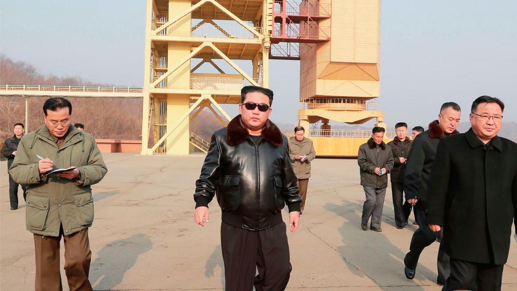 Kim Jong Un visitou na quinta-feira uma base de lançamento de satélites