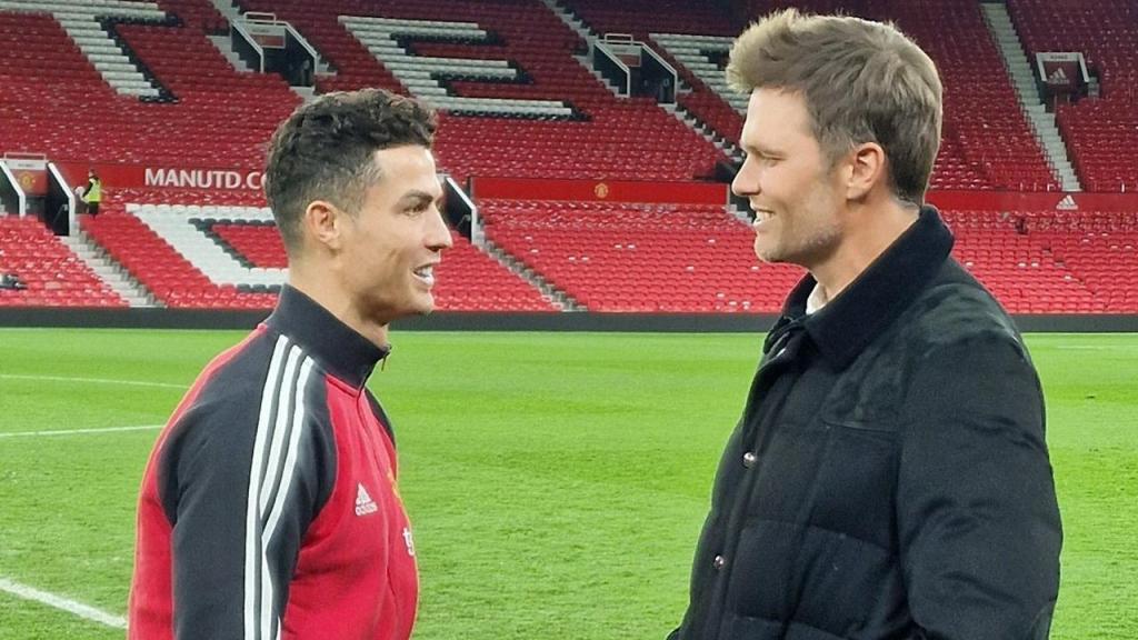 Ronaldo e Tom Brady conversaram no relvado de Old Trafford (twitter/sammatterface)