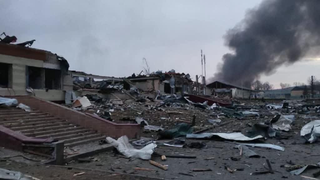 Base militar de Yaroviv atingida por forças russas