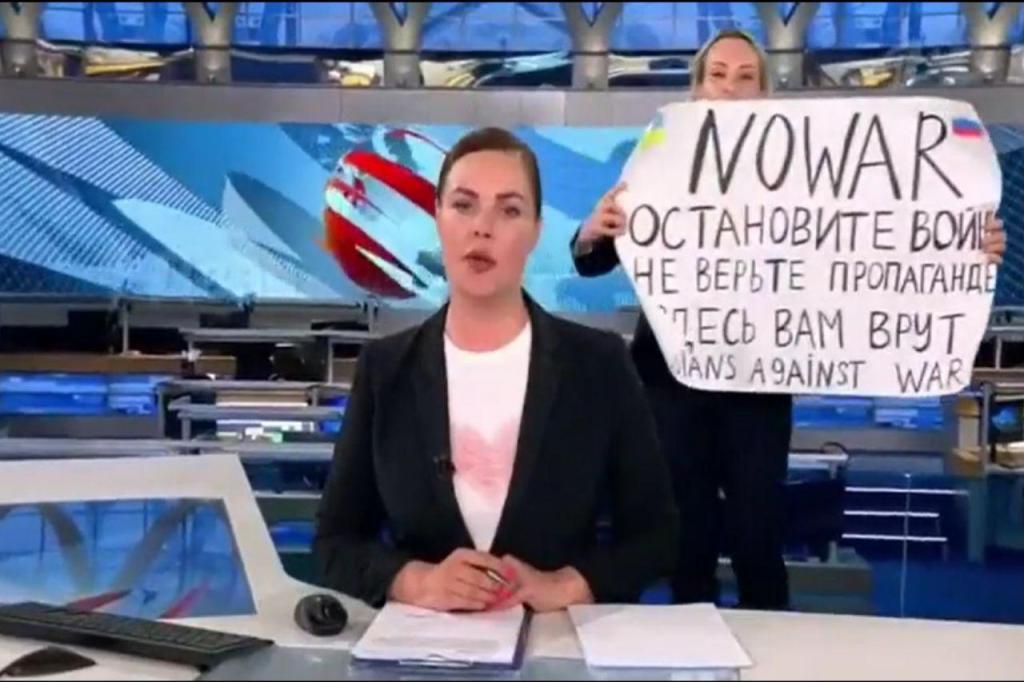 Emissão de TV russa interrompida por manifestante