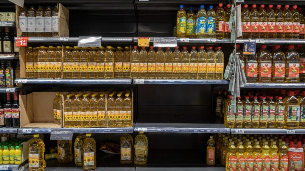 Secção dos óleos alimentares de um supermercado em Espanha (Getty Images)