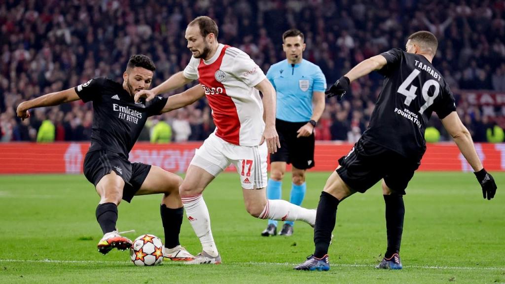 Gonçalo Ramos, Daley Blind e Adel Taarabt no Ajax-Benfica (Getty Images)