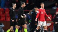 Cristiano Ronaldo pede explicações ao árbitro Slavko Vincic, no caminho para o intervalo no Manchester United-Atlético Madrid (Getty Images)