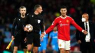 Cristiano Ronaldo reclama com o árbitro Slavko Vincic ao intervalo do Manchester United-Atlético de Madrid (Getty Images)