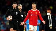 Cristiano Ronaldo reclama com o árbitro Slavko Vincic ao intervalo do Manchester United-Atlético de Madrid (Getty Images)