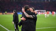 Abraço de Rui Costa e Darwin Núñez no final do Ajax-Benfica (Getty Images)