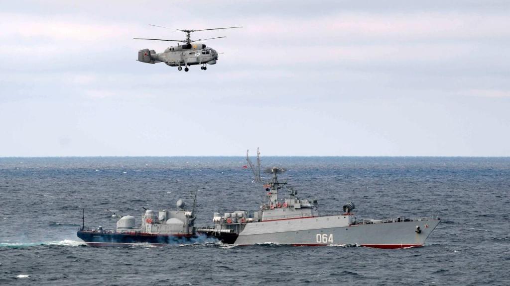 Navio e helicóptero da Marinha da Rússia em exercícios no Mar Negro, ao largo da Crimeia (AP)