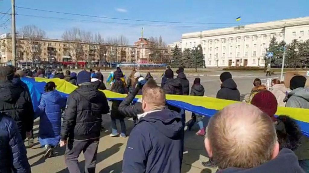 Protestos em Kherson contra a invasão russa à Ucrânia