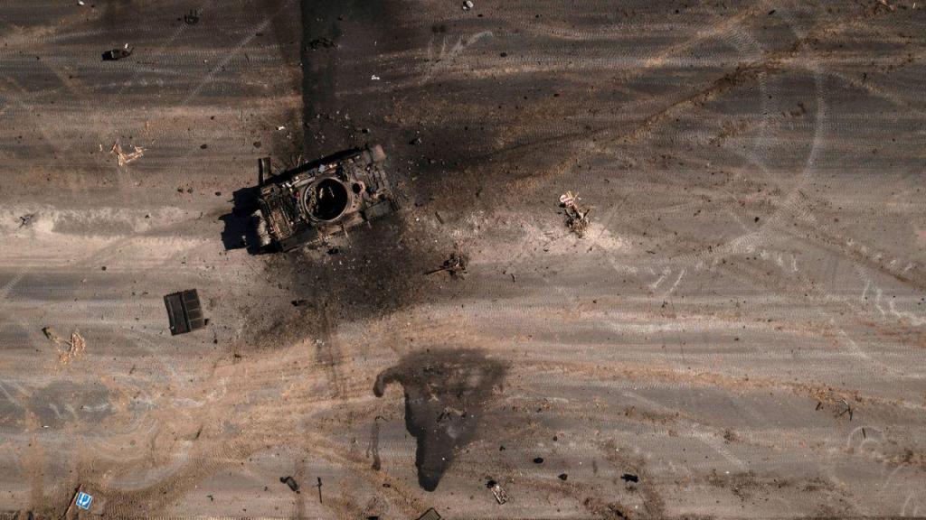 Fumo de um tanque russo destruído pelas forças ucranianas na berma de uma estrada na região de Lugansk 