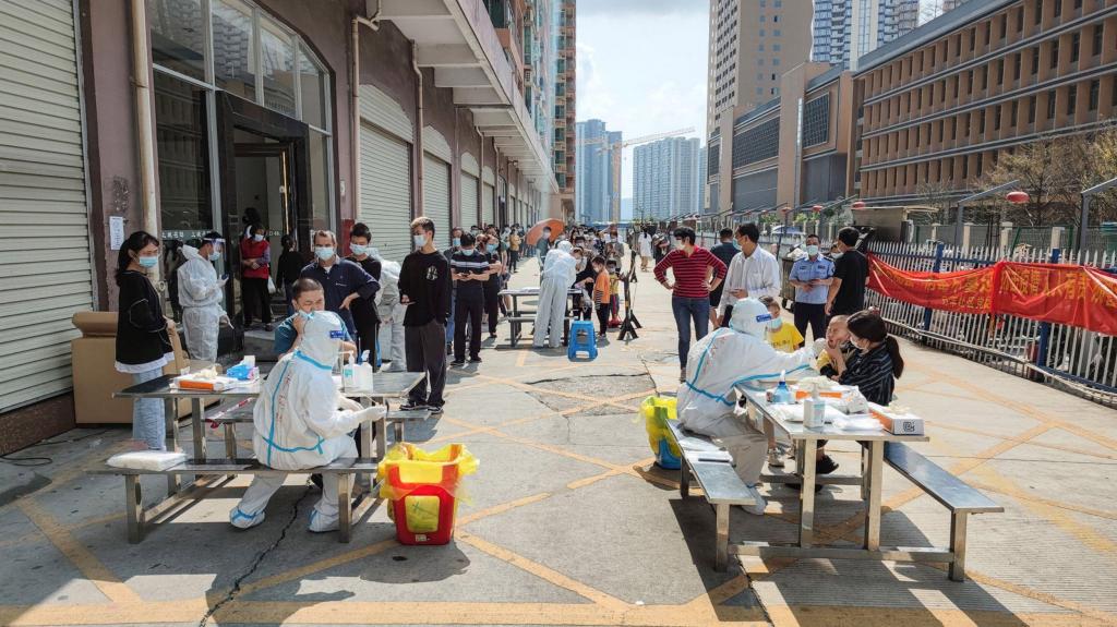 Residentes alinham-se para os testes de covid-19 em Shenzhen, na China. Foto: STR/AFP/AFP/Getty Images