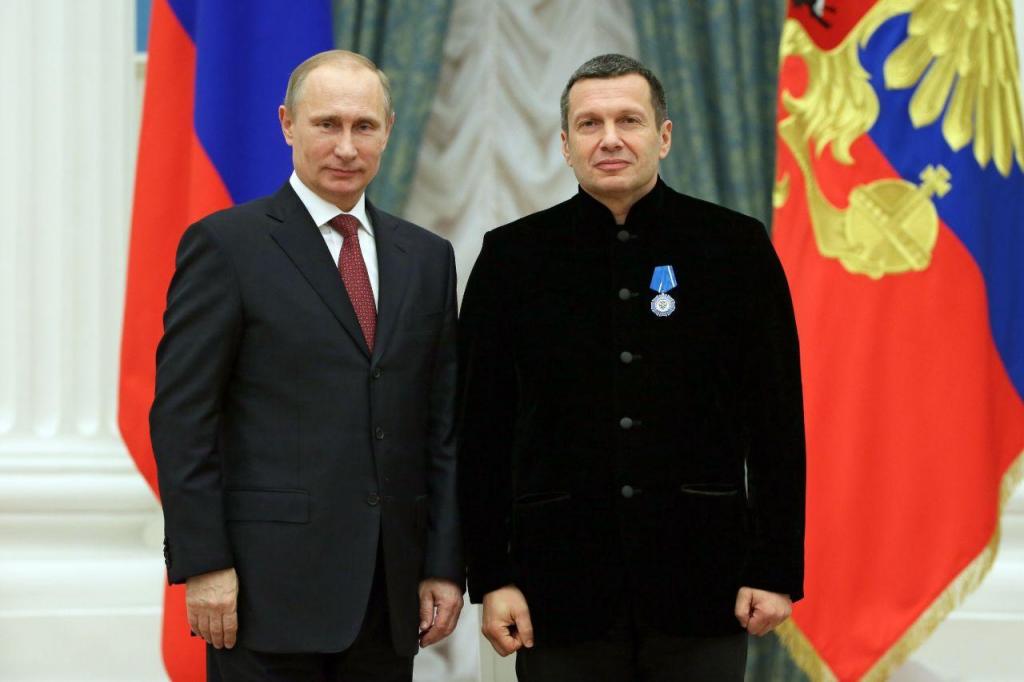 Vladimir Putin e Vladimir Solovyov (AP Photos/Mikhail Metzel)