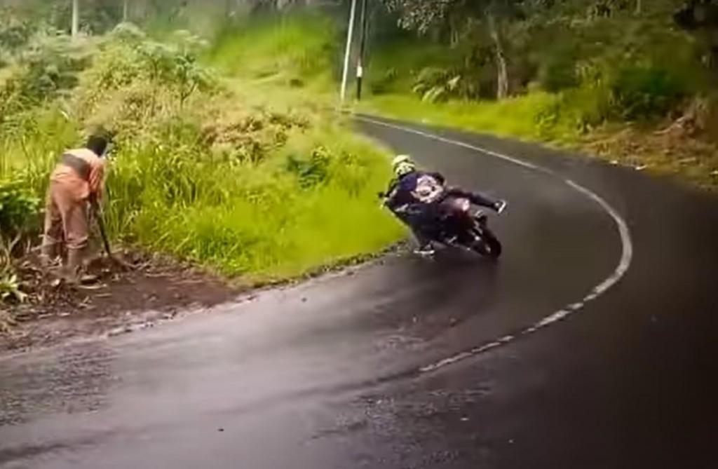 Motociclista evita acidente (captura YouTube)