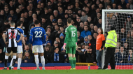 Adepto preso pelo pescoço ao poste da baliza motivou interrupção no Everton-Newcastle durante sete minutos (Getty Images)