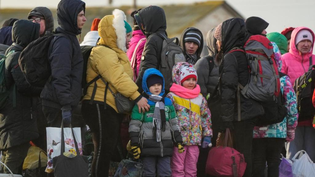 Refugiados à chegada a Palanca, na Moldova, um dos países vizinhos da Ucrânia e que tem servido de escape à guerra. (AP Photo/Sergei Grits)