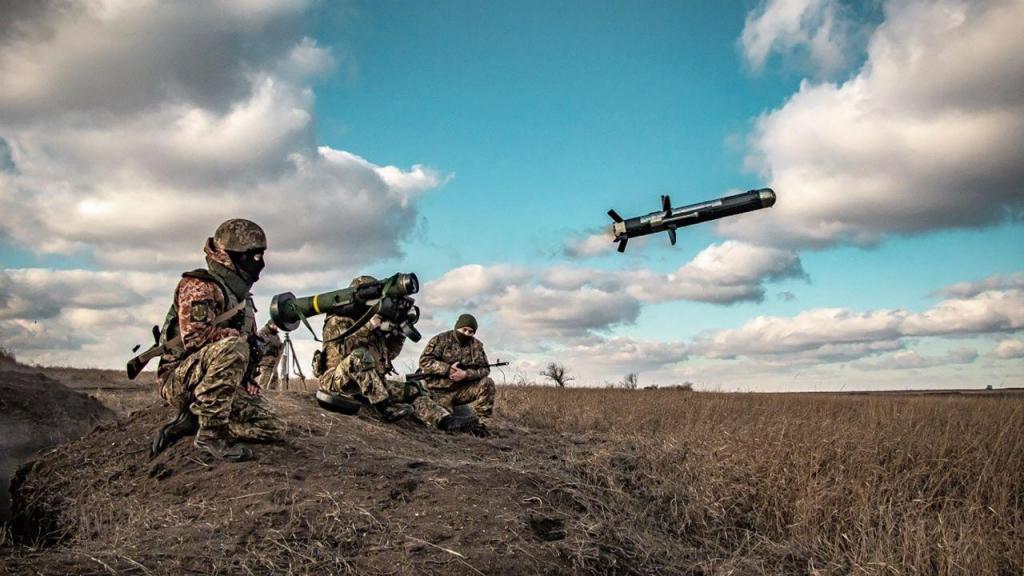 Soldados ucranianos disparam sistema antitanque Javelin (Ukrainian Defense Ministry Press Service via AP)