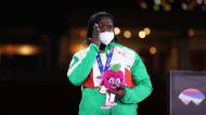 Auriol Dongmo com a medalha de ouro de campeã do mundo do lançamento do peso em pista coberta (Getty Images)
