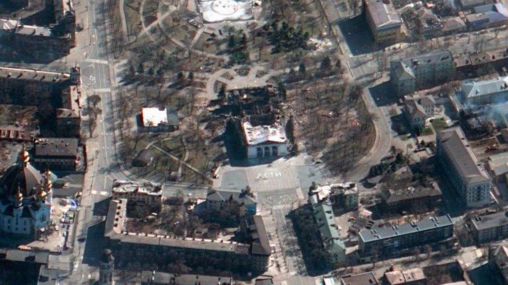 Imagem de satélite mostra destruição após o ataque ao teatro de Mariupol, Ucrânia (AP)