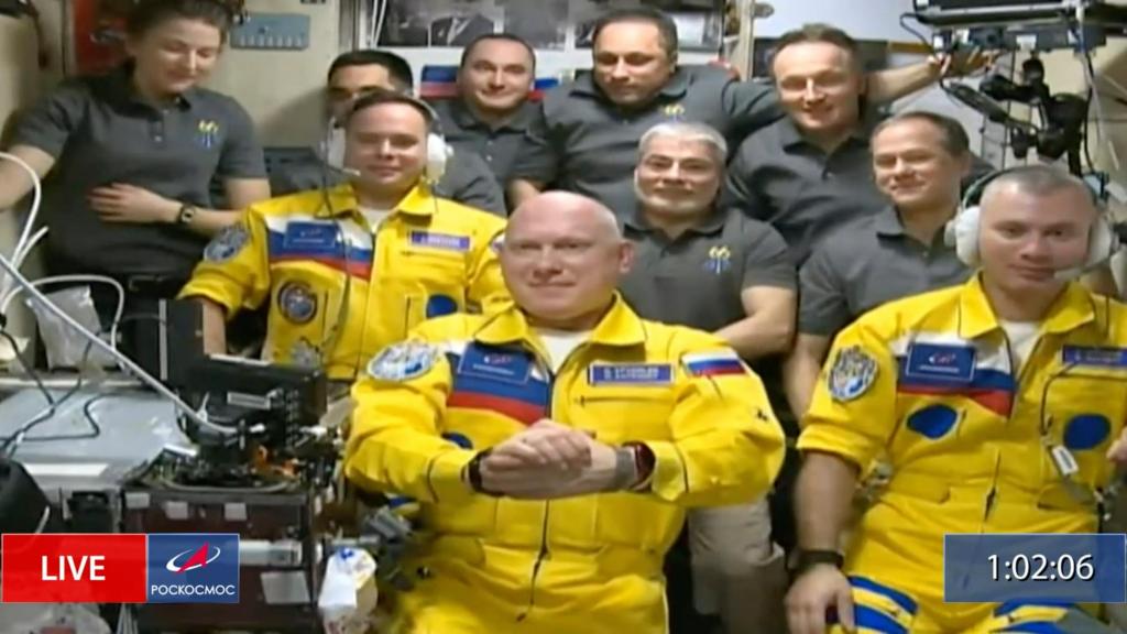 Astronautas russos vestidos de amarelo à chegada à Estação Espacial Internacional