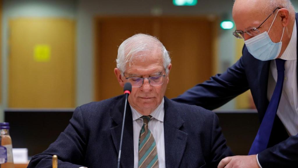 Josep Borrell e Augusto Santos Silva durante uma reunião do Conselho da União Europeia (AP)