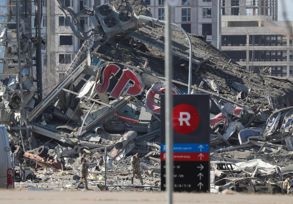 As imagens da destruição: forças russas atacam centro comercial em Kiev