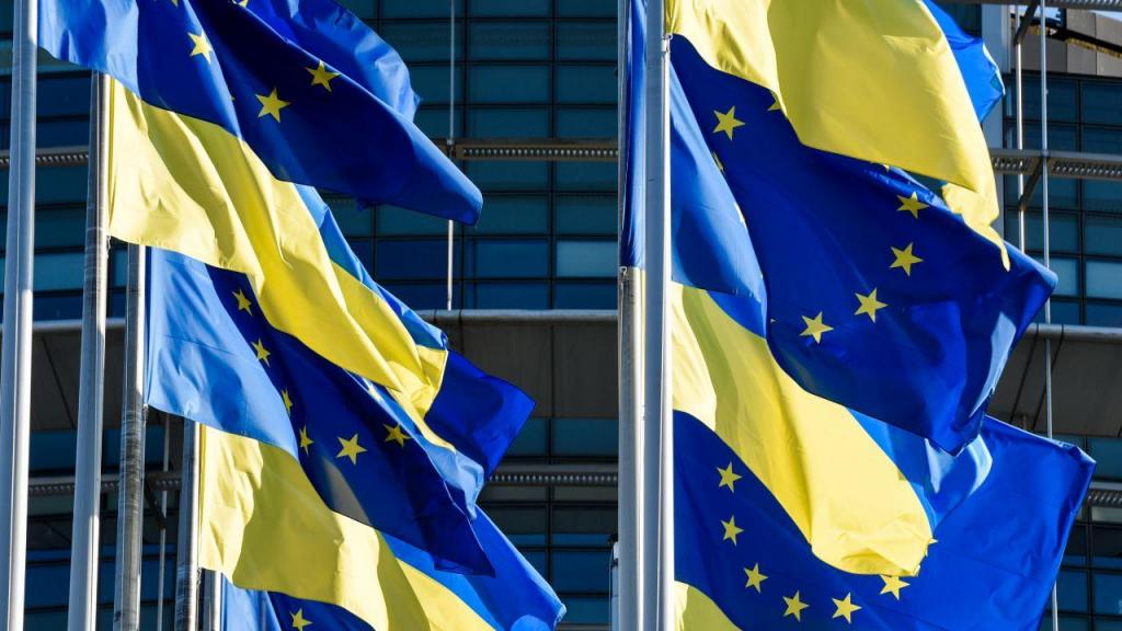Bandeiras da UE e Ucrânia
