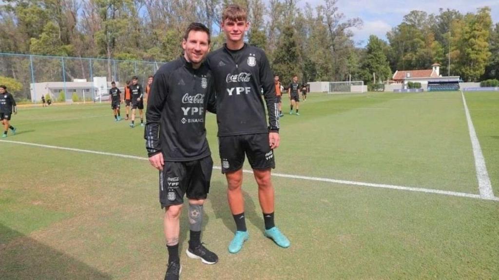 Nicolás Paz e Messi (Foto: Instagram Nicolás Paz)