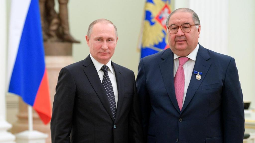 O presidente da Rússia, Vladimir Putin, com o oligarca Alisher Usmanov.
(Alexei Druzhinin/Sputnik, Kremlin Pool Photo via AP, File)