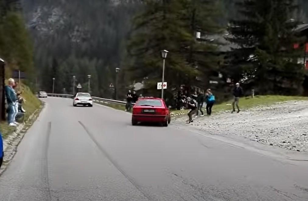 Lancia Delta Integrale vai direito ao rail (captura YouTube)