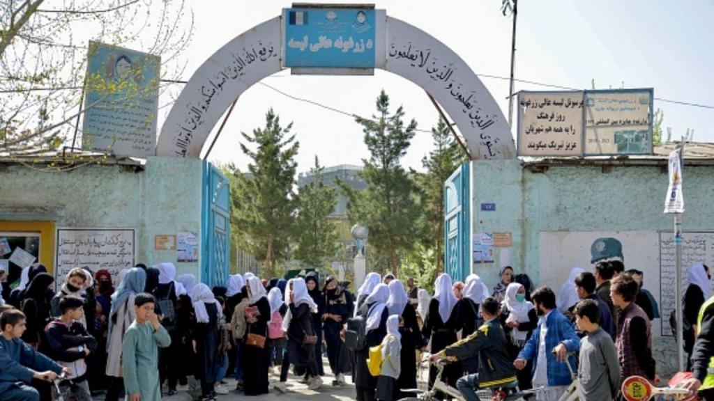 Talibãs ordenam encerramento de escolas a meninas acima do sexto ano no Afeganistão (Getty Images)