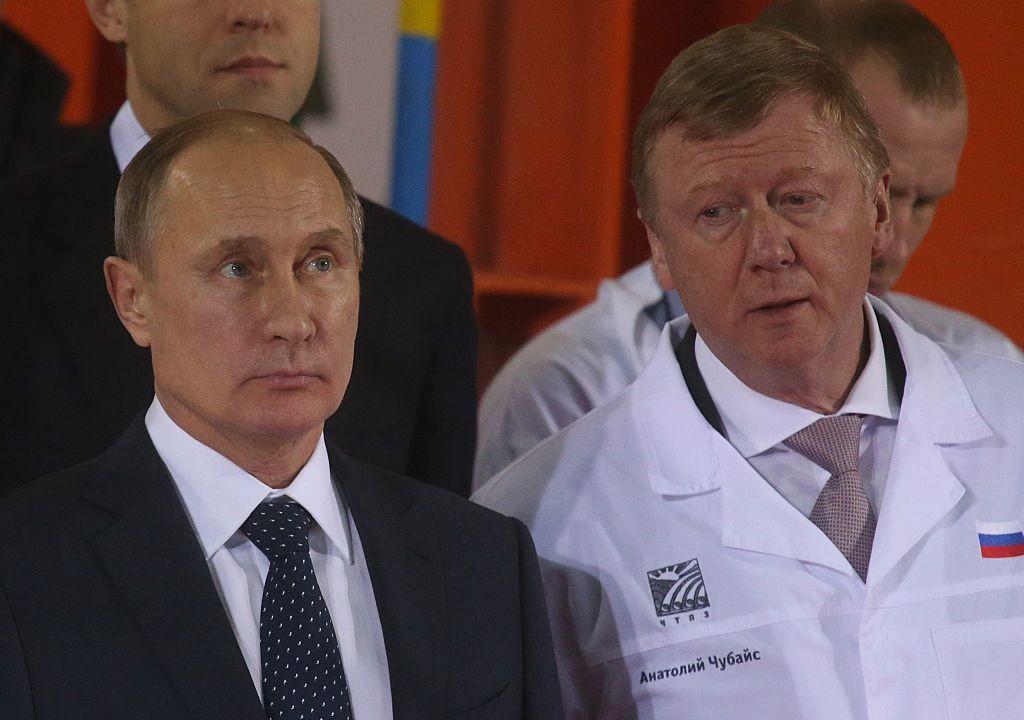 Anatoly Chubais ao lado de Vladimir Putin em 2016, quando ainda liderava a empresa estatal Rusnano (Foto: Getty Images)