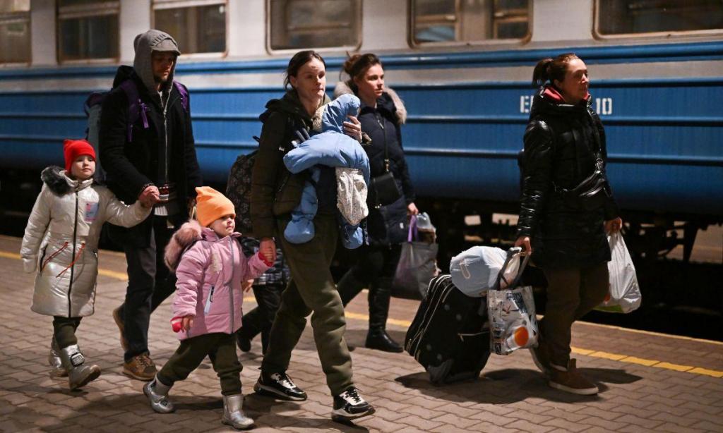 Refugiados ucranianos chegam à estação de comboios de Przemysl, na Polónia, a 20 de março de 2022