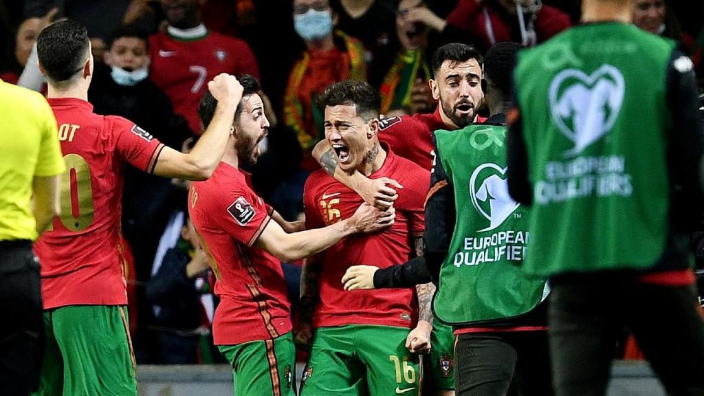 Otávio festeja o 1-0 no Portugal-Turquia, com Bernardo Silva e Bruno Fernandes (Getty Images)