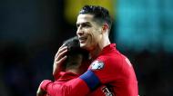 Cristiano Ronaldo abraça Otávio após o 1-0 no Portugal-Turquia (Estela Silva/Lusa)