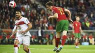 Diogo Jota cabeceia para o 2-0 no Portugal-Turquia (Getty Images)