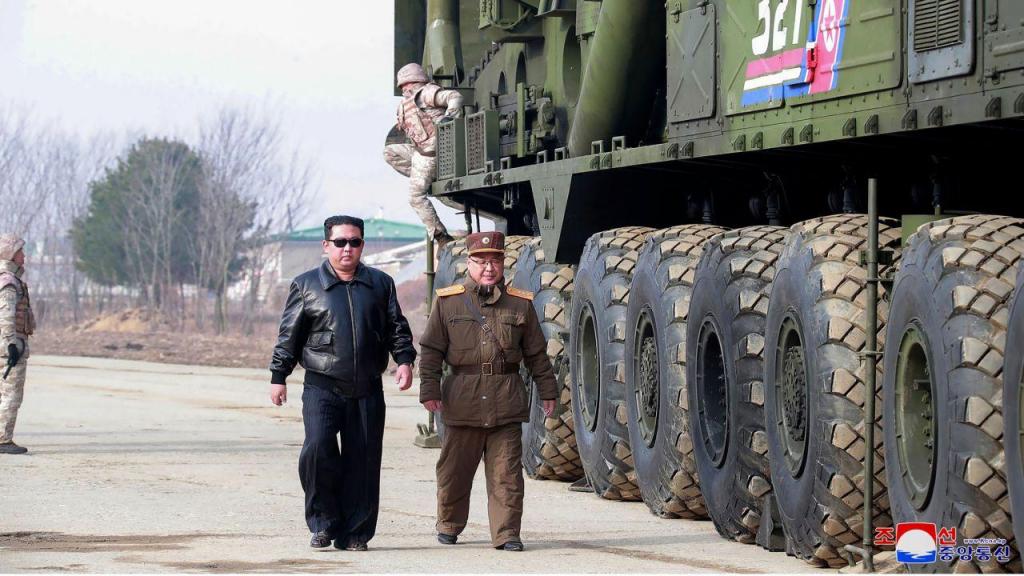 Video de propaganda da Coreia do Norte: Kim Jong Un assiste a lançamento de míssil