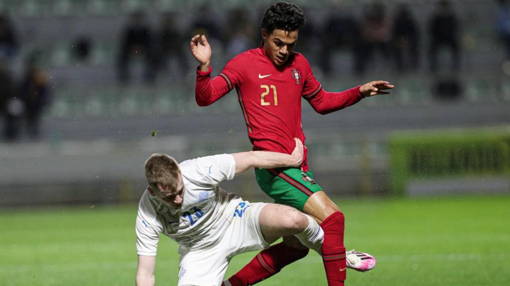 Sub-21: Fábio Carvalho e Sævar Atli
Magnusson no Portugal-Islândia (Luís Forra/Lusa)