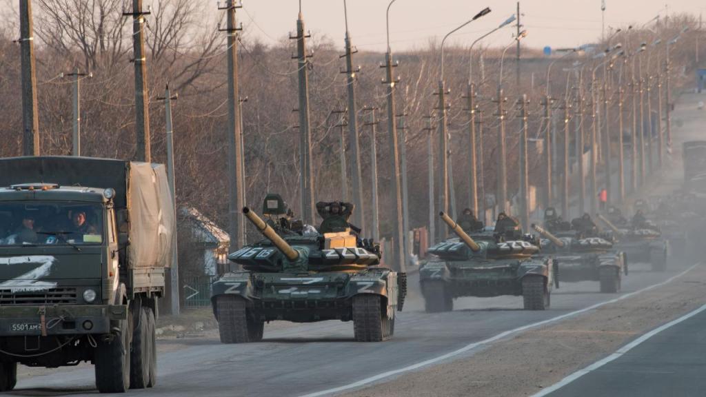 Coluna russa na estrada que liga Donetsk a Mariupol (Maximilian Clarke/Getty Images)