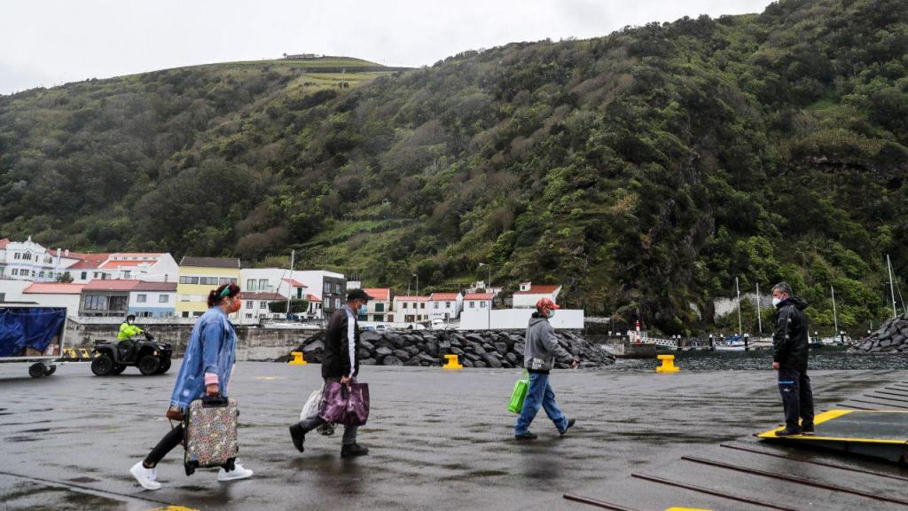 Pessoas são deslocadas em São Jorge, Açores (EPA/ Tiago Petinga)