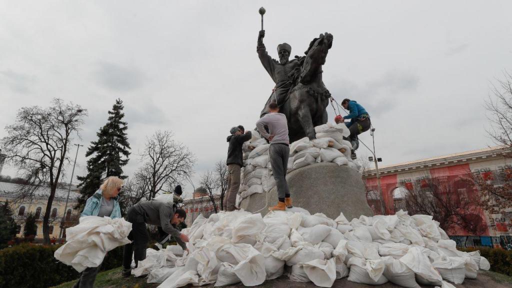 Kiev: ucranianos protegem monumentos contra eventuais ataques russos (EPA)